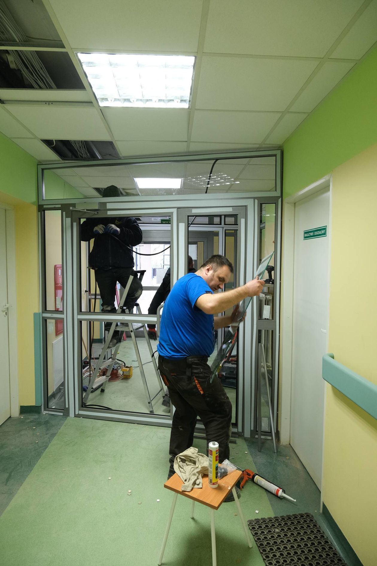  Oddział zakaźny w Szpitalu Neuropsychiatrycznym: ostatnie przygotowania (zdjęcie 1) - Autor: Maciej Kaczanowski