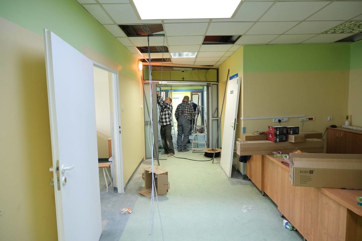  Oddział zakaźny w Szpitalu Neuropsychiatrycznym: ostatnie przygotowania (zdjęcie 1) - Autor: Maciej Kaczanowski