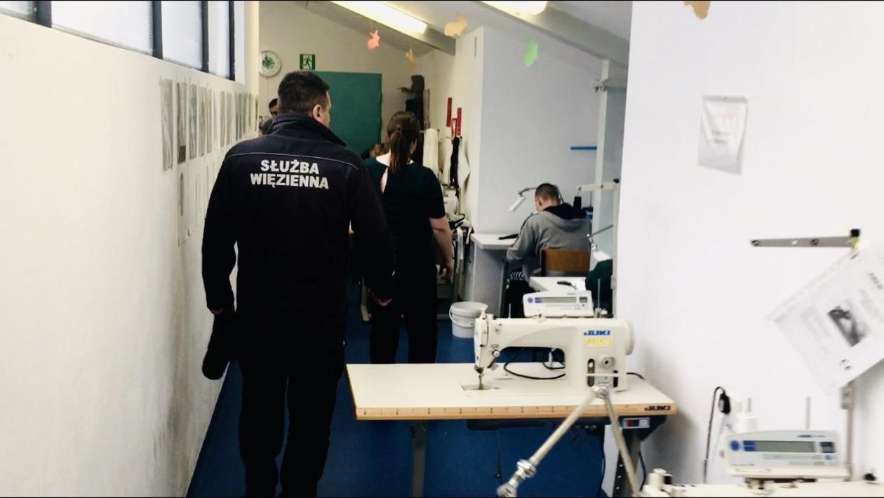  W Zakładzie Karnym w Opolu Lubelskim osadzeni szyją sprzęt ochronny dla medyków (zdjęcie 1) - Autor: kapitan Łukasz Pruchniak