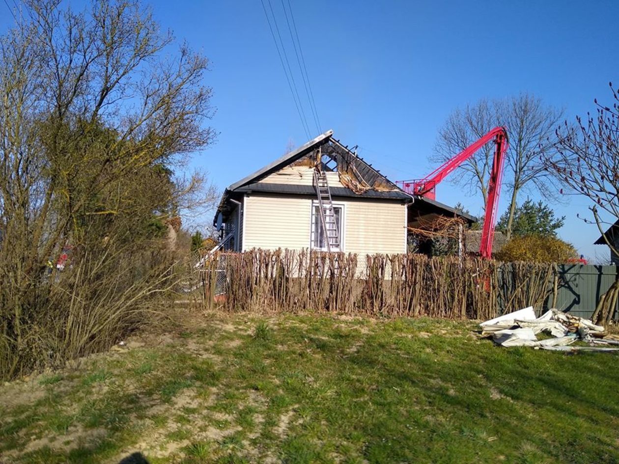  Pożar domu w miejscowości Zakrzew (zdjęcie 1) - Autor: OSP KSRG Zakrzew