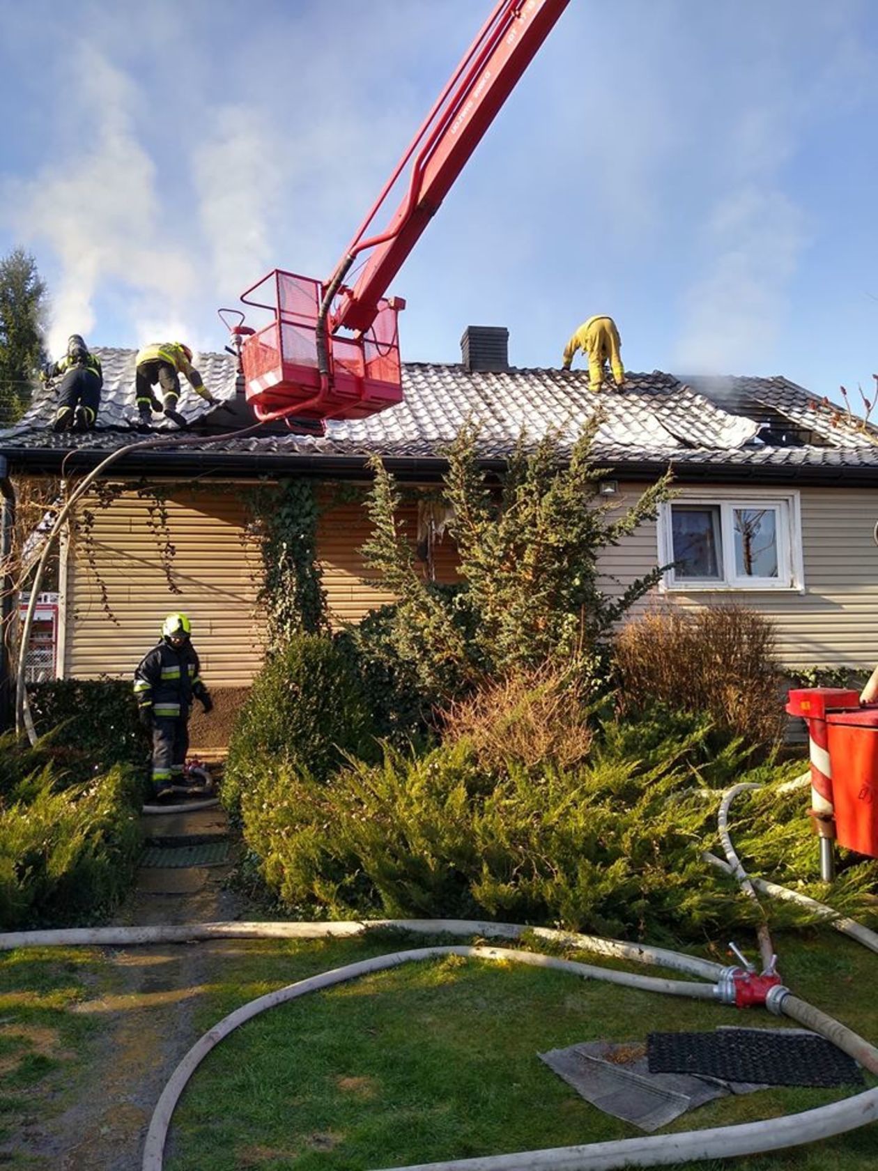  Pożar domu w miejscowości Zakrzew (zdjęcie 1) - Autor: OSP KSRG Zakrzew
