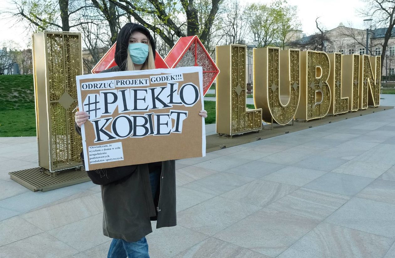 Protest przeciwko m. in. projektowi ustawy ograniczającej prawo do aborcji na pl. Litewskim (zdjęcie 1) - Autor: Maciej Kaczanowski
