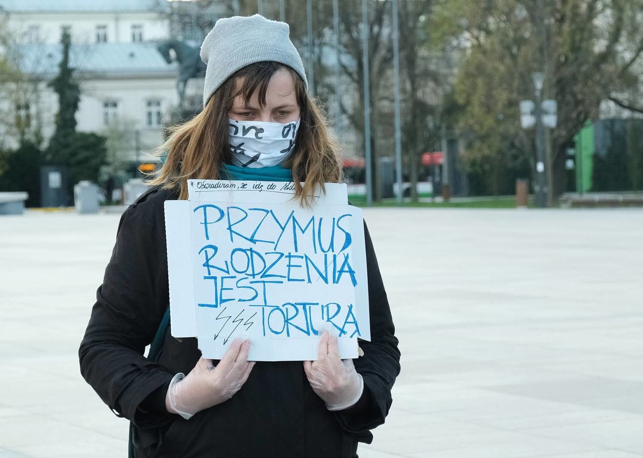  Protest przeciwko m. in. projektowi ustawy ograniczającej prawo do aborcji na pl. Litewskim (zdjęcie 1) - Autor: Maciej Kaczanowski