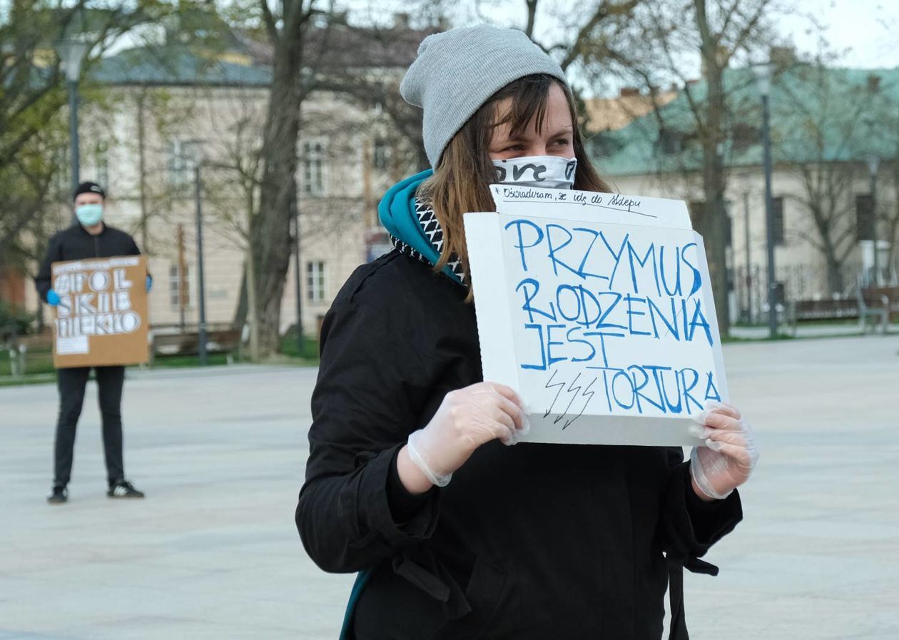  Protest przeciwko m. in. projektowi ustawy ograniczającej prawo do aborcji na pl. Litewskim (zdjęcie 1) - Autor: Maciej Kaczanowski