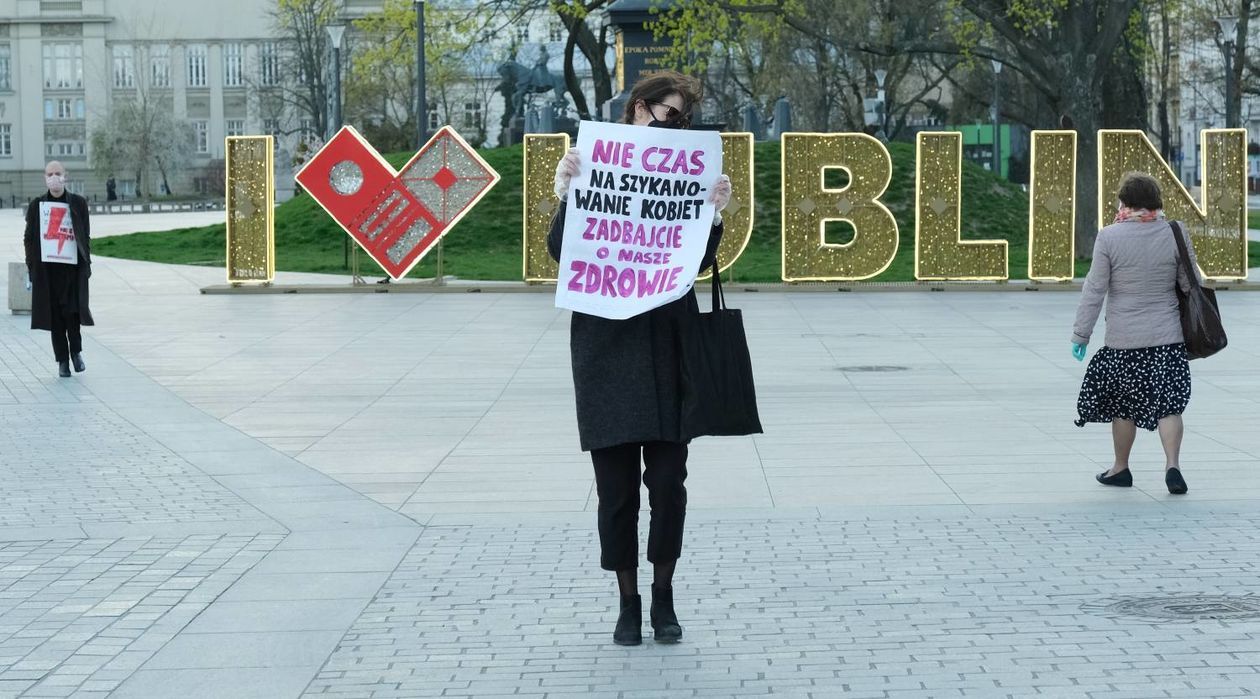  Protest przeciwko m. in. projektowi ustawy ograniczającej prawo do aborcji na pl. Litewskim (zdjęcie 1) - Autor: Maciej Kaczanowski