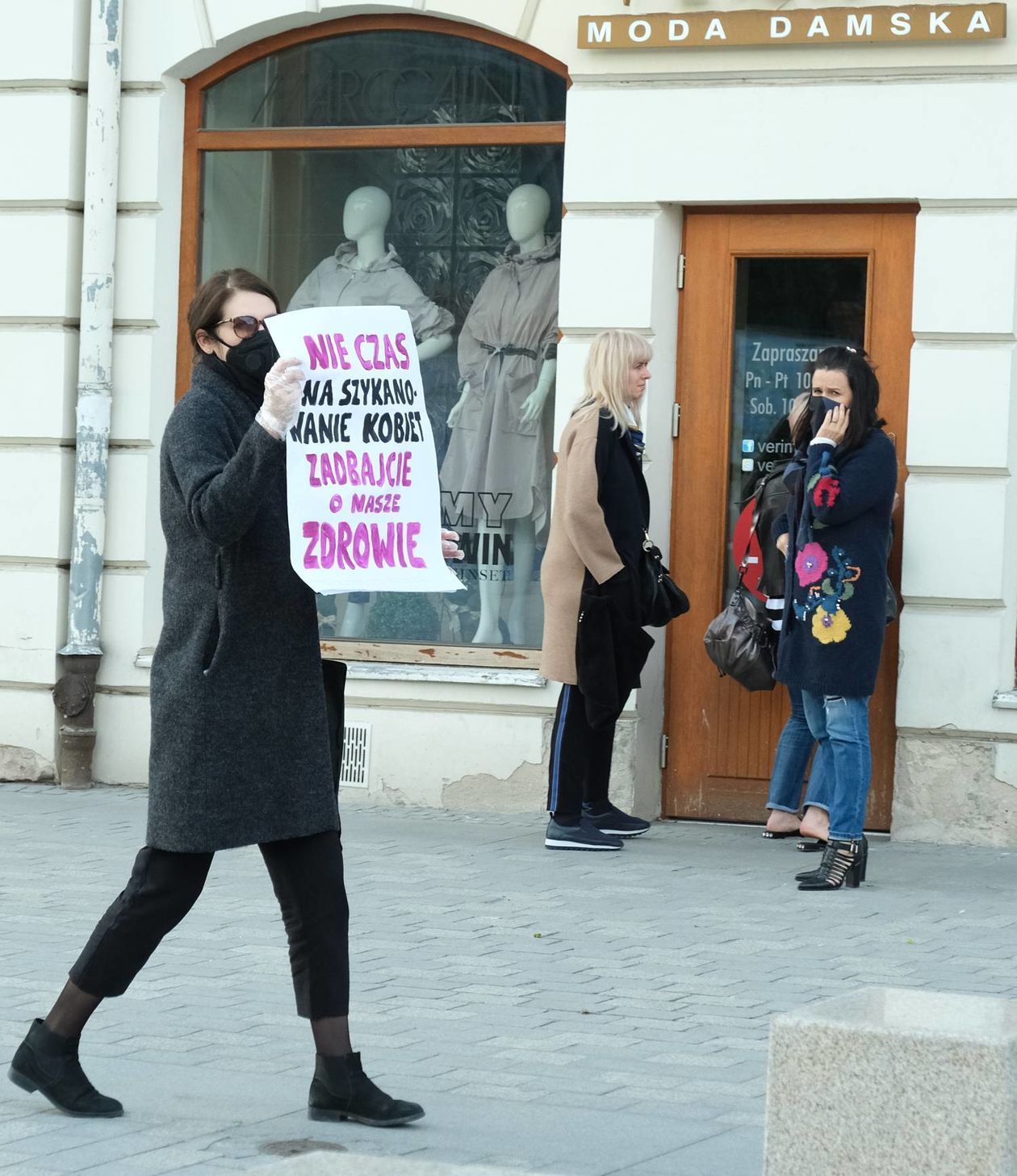  Protest przeciwko m. in. projektowi ustawy ograniczającej prawo do aborcji na pl. Litewskim (zdjęcie 1) - Autor: Maciej Kaczanowski