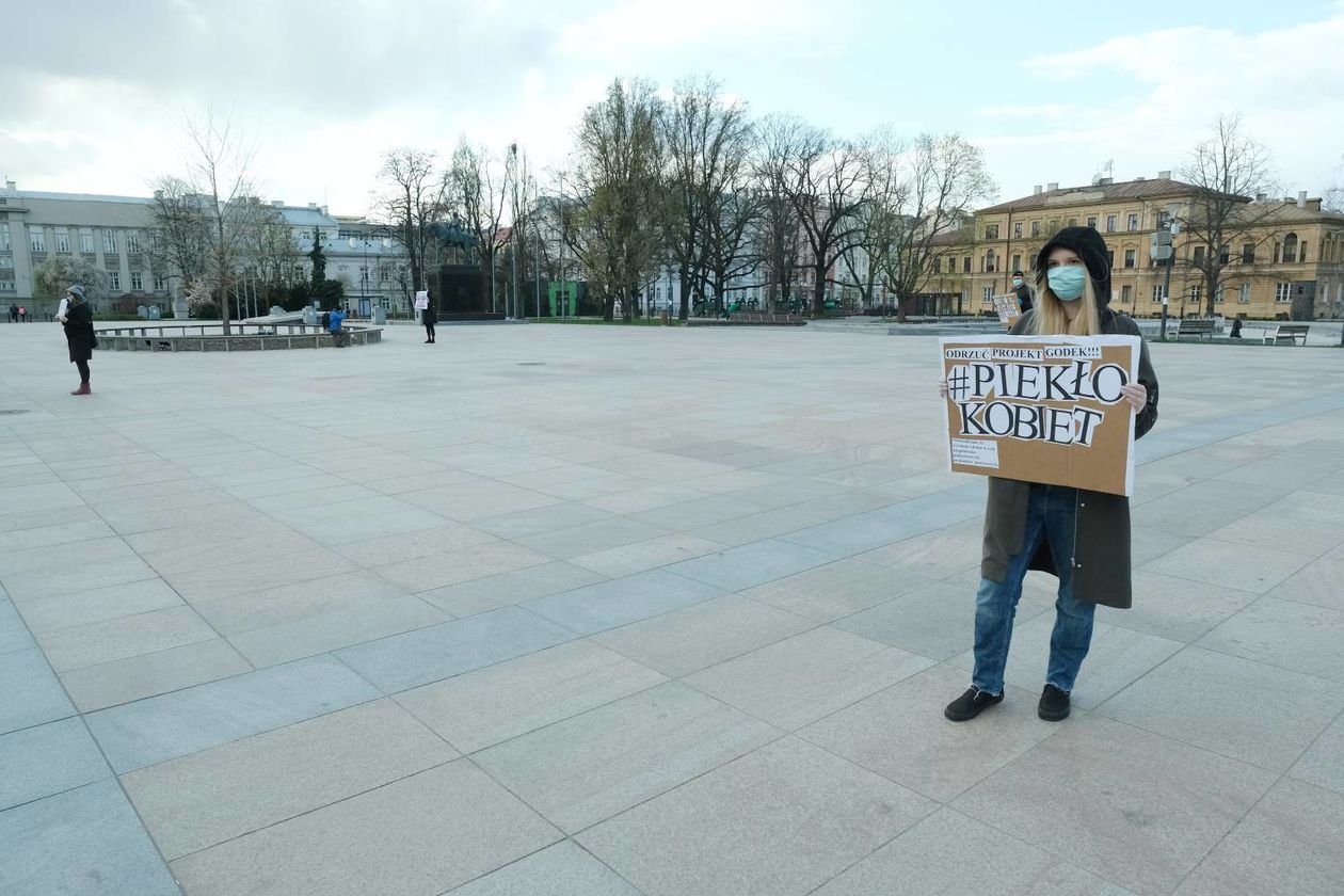  Protest przeciwko m. in. projektowi ustawy ograniczającej prawo do aborcji na pl. Litewskim (zdjęcie 1) - Autor: Maciej Kaczanowski