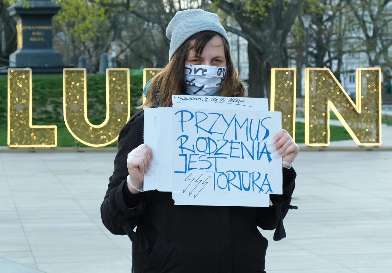  Protest przeciwko m. in. projektowi ustawy ograniczającej prawo do aborcji na pl. Litewskim (zdjęcie 1) - Autor: Maciej Kaczanowski