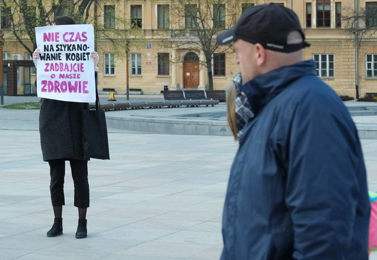  Protest przeciwko m. in. projektowi ustawy ograniczającej prawo do aborcji na pl. Litewskim (zdjęcie 1) - Autor: Maciej Kaczanowski