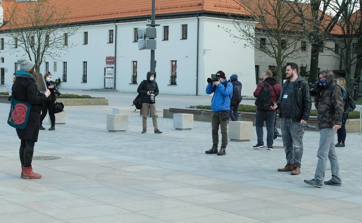  Protest przeciwko m. in. projektowi ustawy ograniczającej prawo do aborcji na pl. Litewskim (zdjęcie 1) - Autor: Maciej Kaczanowski