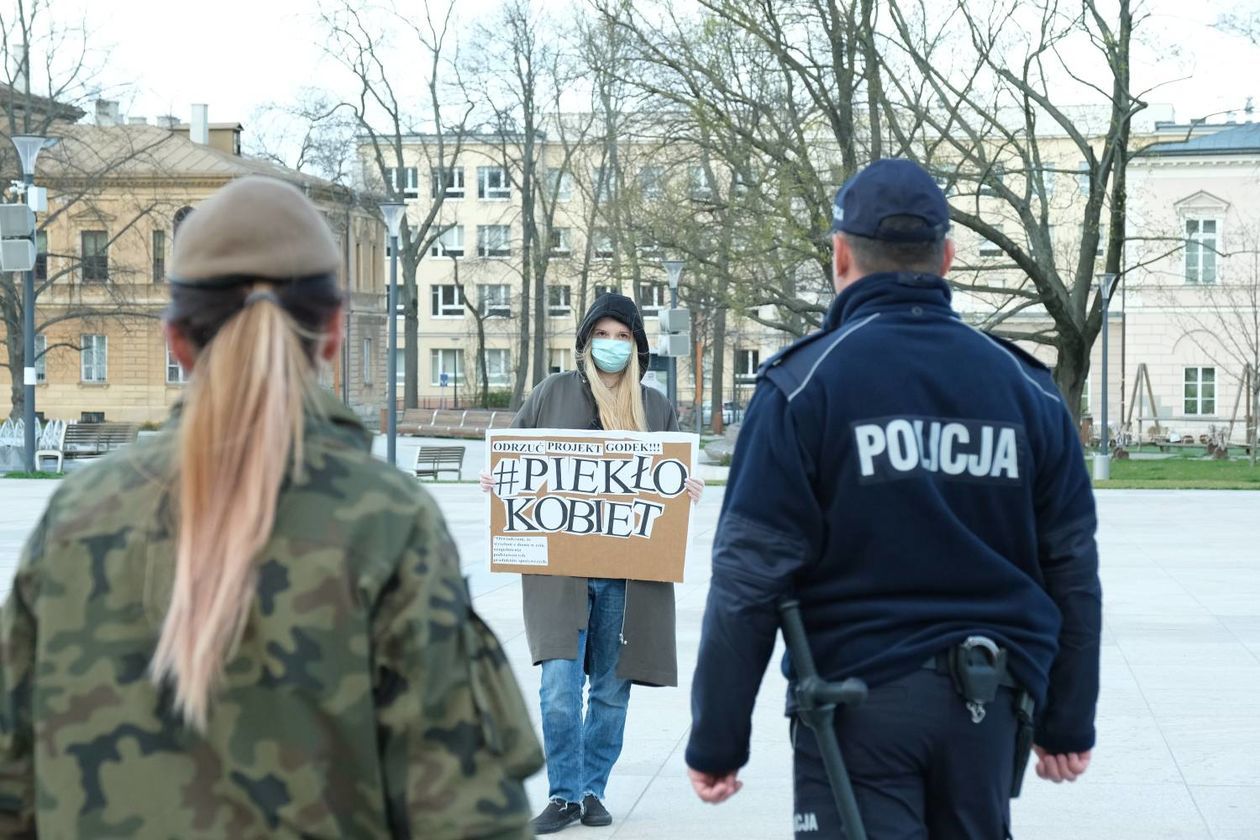  Protest przeciwko m. in. projektowi ustawy ograniczającej prawo do aborcji na pl. Litewskim (zdjęcie 1) - Autor: Maciej Kaczanowski