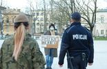 Protest przeciwko m. in. projektowi ustawy ograniczającej prawo do aborcji na pl. Litewskim (zdjęcie 5)