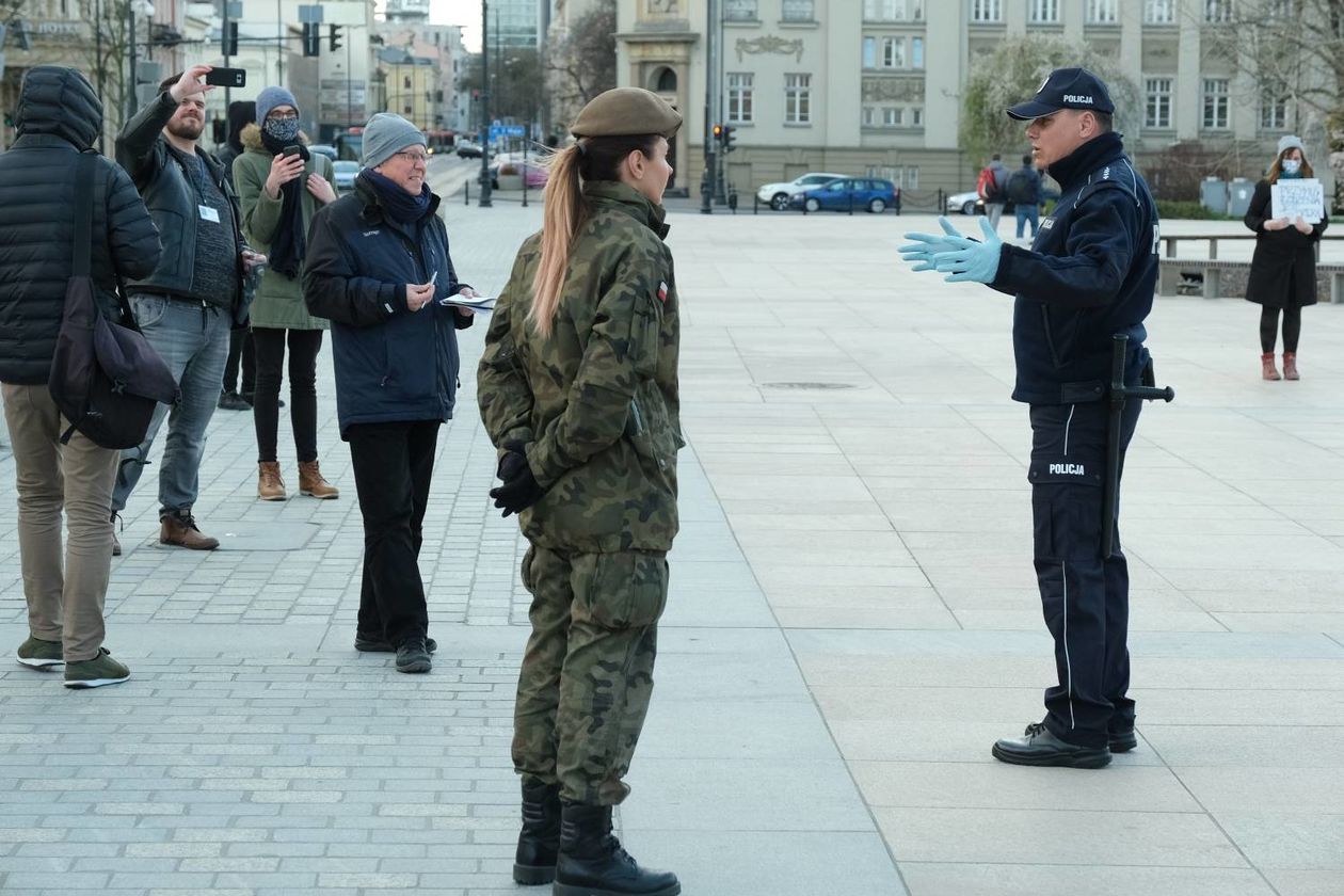  Protest przeciwko m. in. projektowi ustawy ograniczającej prawo do aborcji na pl. Litewskim (zdjęcie 1) - Autor: Maciej Kaczanowski