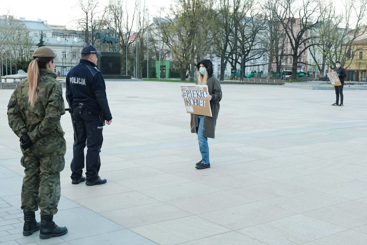  Protest przeciwko m. in. projektowi ustawy ograniczającej prawo do aborcji na pl. Litewskim (zdjęcie 1) - Autor: Maciej Kaczanowski