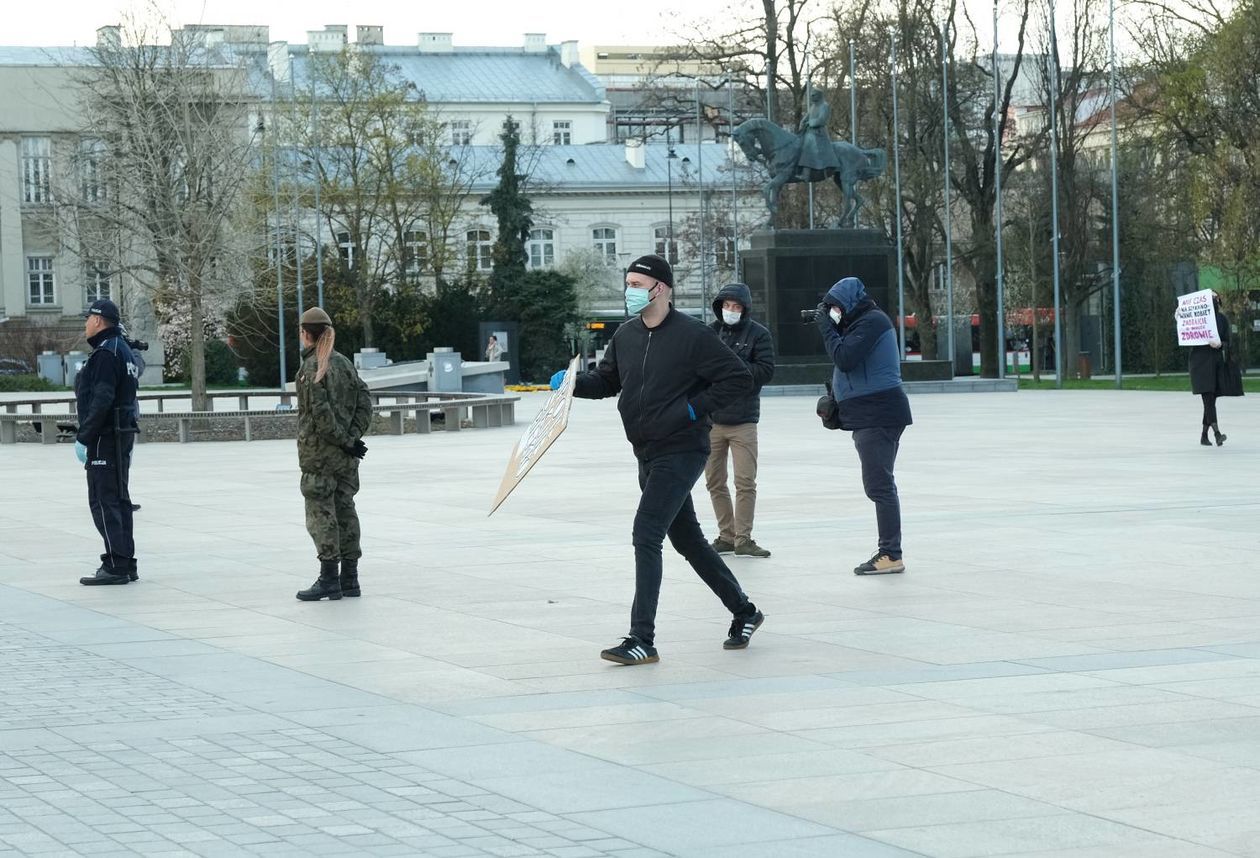  Protest przeciwko m. in. projektowi ustawy ograniczającej prawo do aborcji na pl. Litewskim (zdjęcie 1) - Autor: Maciej Kaczanowski