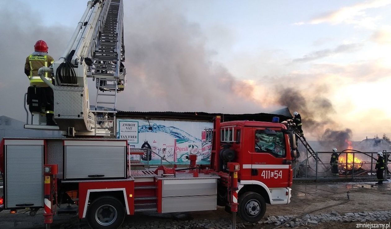  Pożar hurtowni z artykułami chemicznymi w Rogalinie (zdjęcie 1) - Autor: KP PSP Hrubieszów