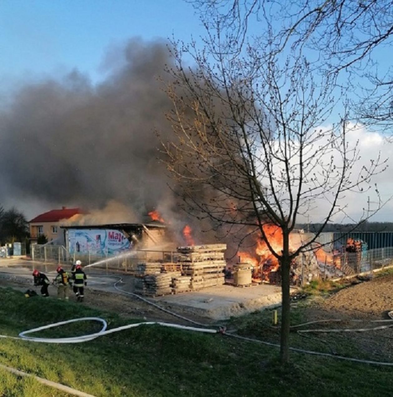  Pożar hurtowni z artykułami chemicznymi w Rogalinie (zdjęcie 1) - Autor: KP PSP Hrubieszów