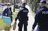Policjanci rozdają maseczki ochronne w Lublinie i Zamościu (zdjęcie 3)