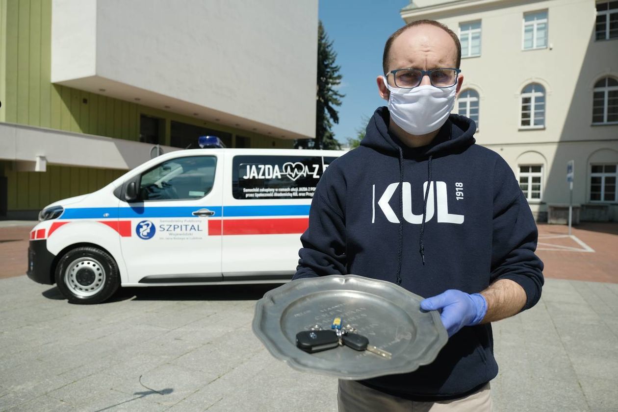  KUL przekazał ambulans dla szpitala im. Jana Bożego (zdjęcie 1) - Autor: Maciej Kaczanowski