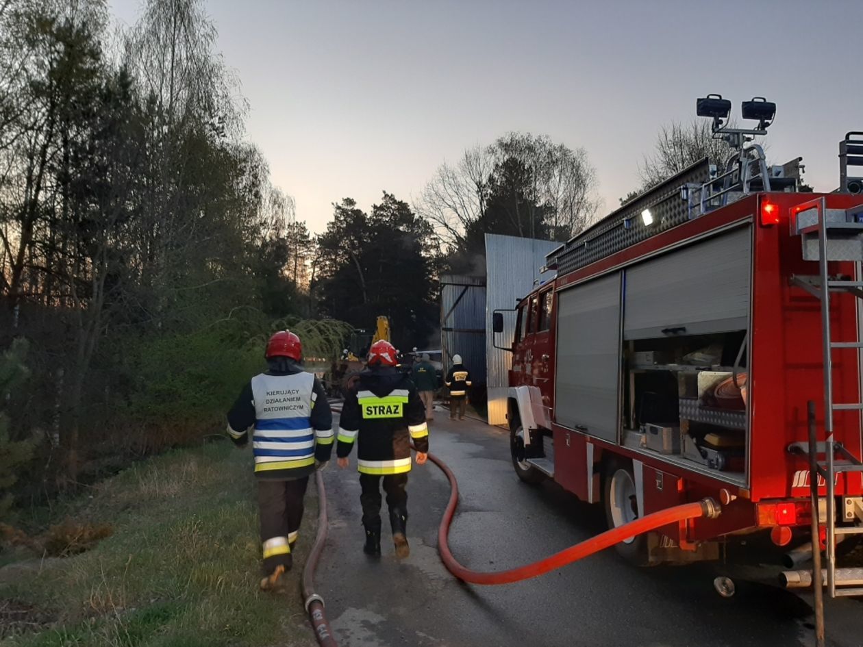  Pożar w miejscowości Wierzchowiny (zdjęcie 1) - Autor: KM PSP w Zamościu