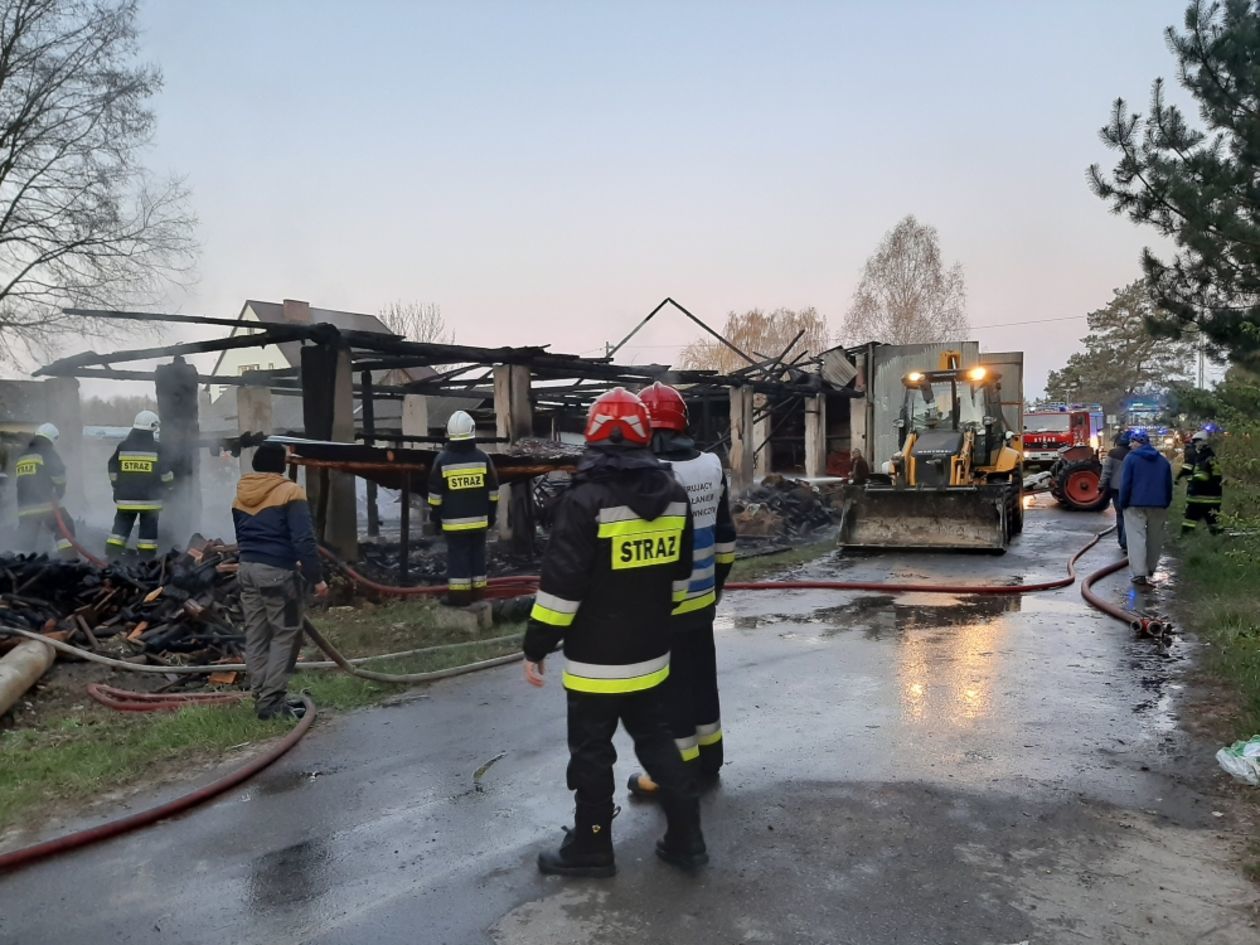  Pożar w miejscowości Wierzchowiny (zdjęcie 1) - Autor: KM PSP w Zamościu