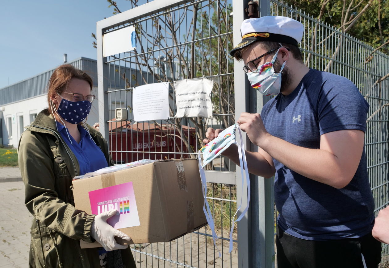  Akcja rozdawania maseczek przez Stowarzyszenie Marsz Równości w Lublinie (zdjęcie 1) - Autor: Krzysztof Mazur