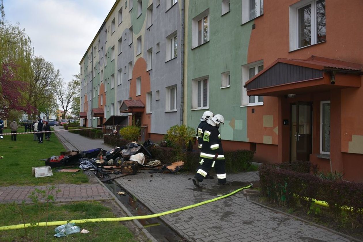  Pożar w mieszkaniu przy ul. Metalowców w Kraśniku (zdjęcie 1) - Autor: St. sierż. Paweł Cieliczko/KPP w Kraśniku