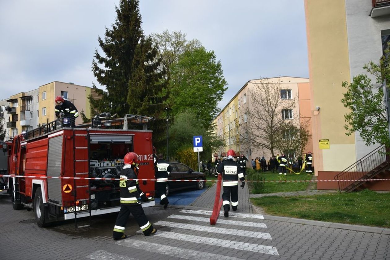  Pożar w mieszkaniu przy ul. Metalowców w Kraśniku (zdjęcie 1) - Autor: St. sierż. Paweł Cieliczko/KPP w Kraśniku