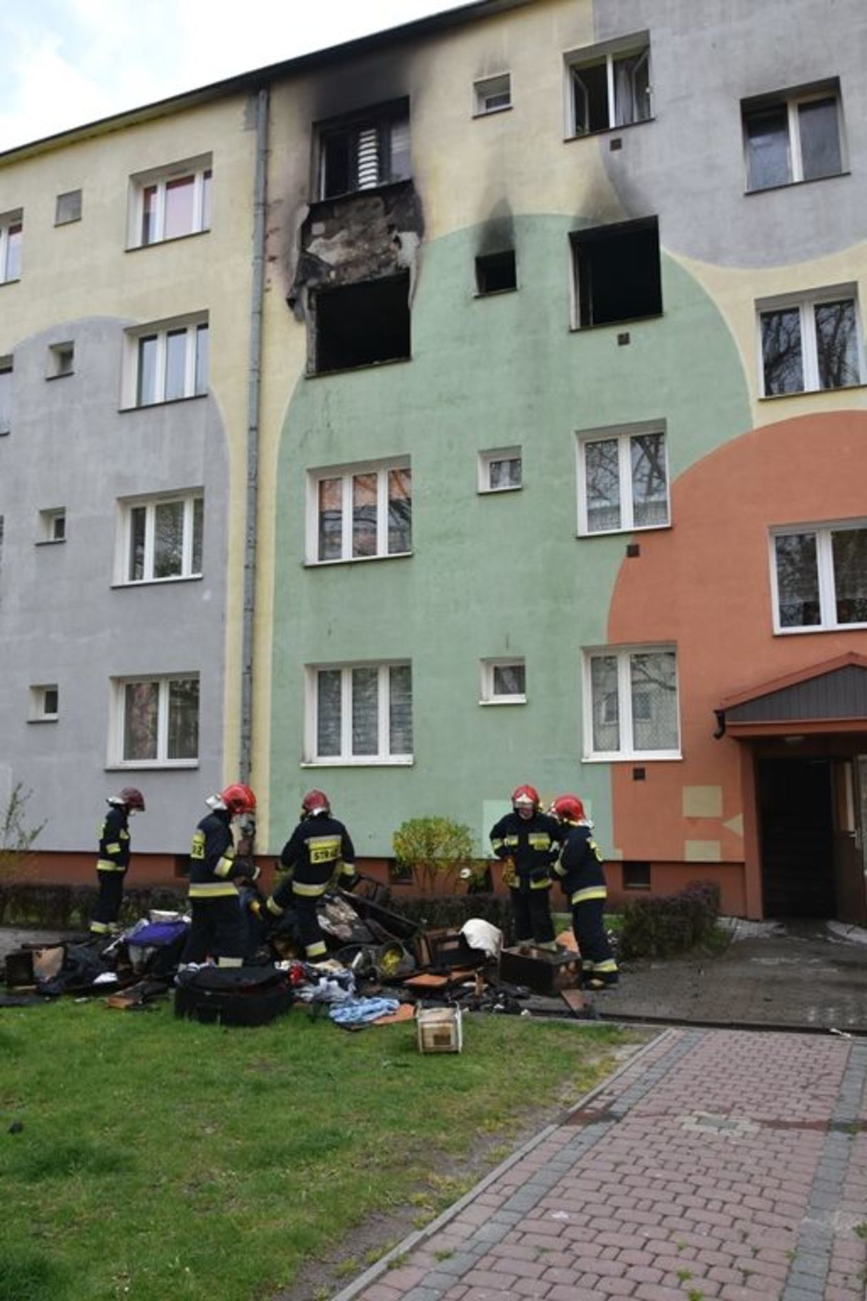  Pożar w mieszkaniu przy ul. Metalowców w Kraśniku (zdjęcie 1) - Autor: St. sierż. Paweł Cieliczko/KPP w Kraśniku