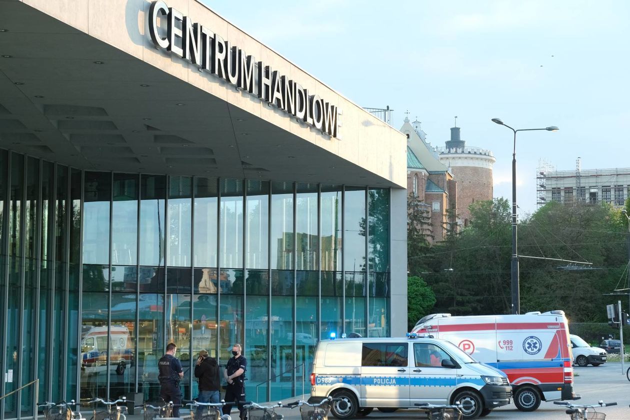  Alarm bombowy w galerii handlowej w Lublinie. Ewakuacja Vivo (zdjęcie 1) - Autor: Maciej Kaczanowski