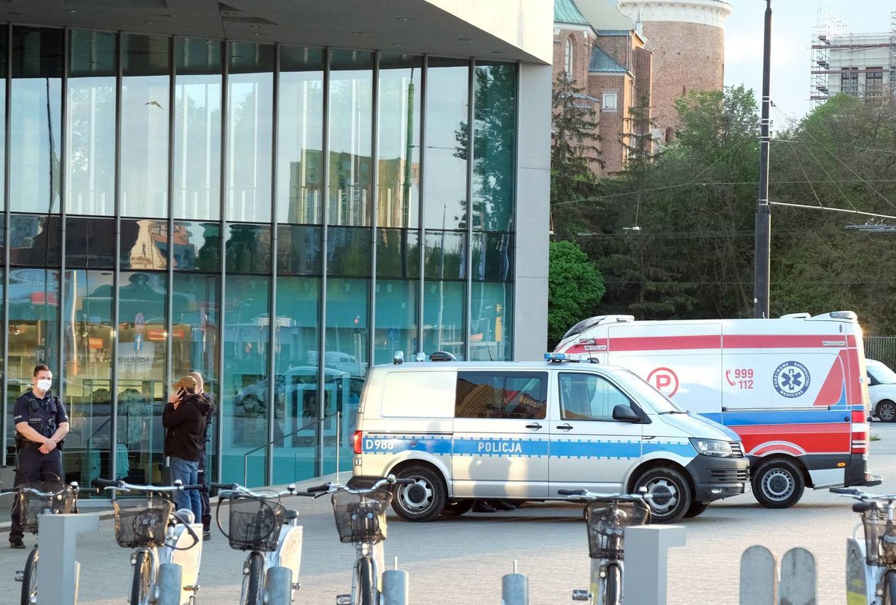  Alarm bombowy w galerii handlowej w Lublinie. Ewakuacja Vivo (zdjęcie 1) - Autor: Maciej Kaczanowski