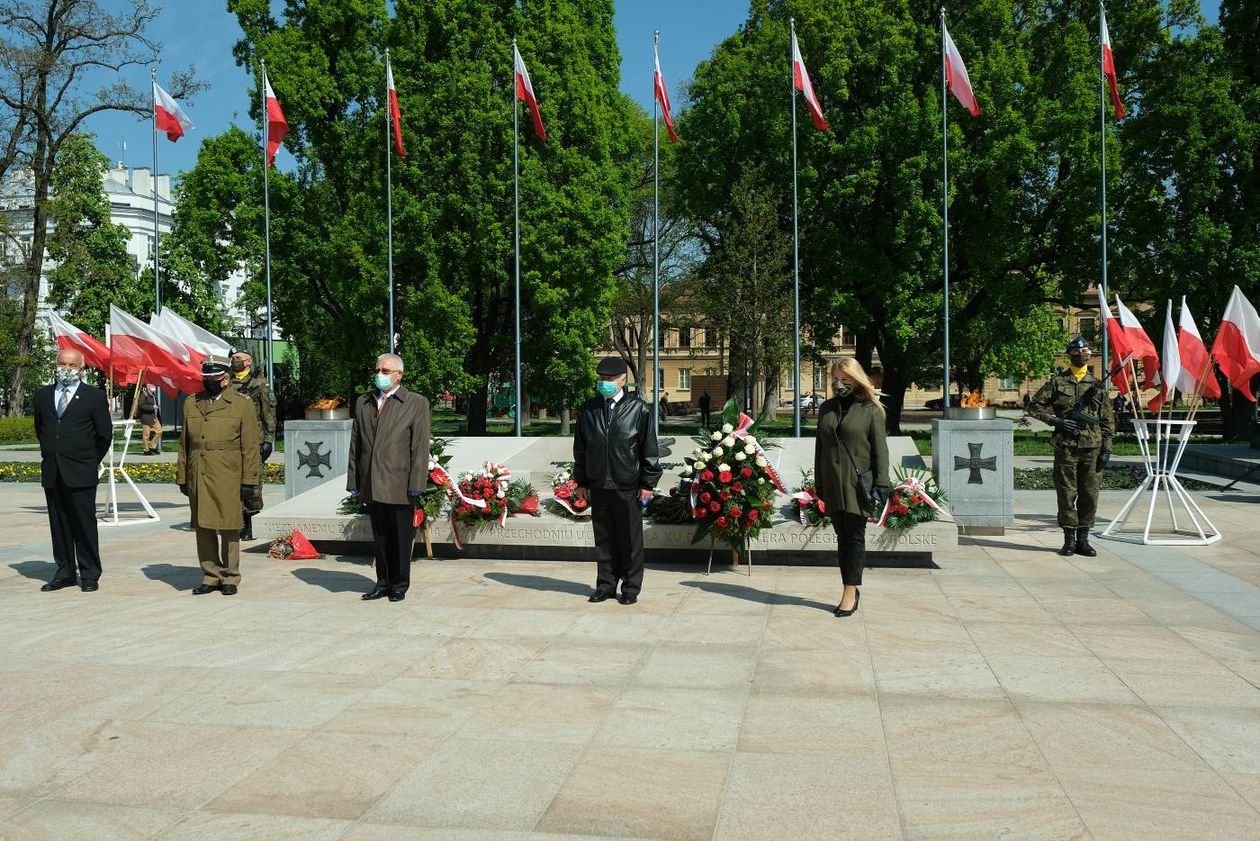  75 lat temu zakończyła się II WŚ. Składanie kwiatów pod pomnikiem Nieznanego Żołnierza  (zdjęcie 1) - Autor: Maciej Kaczanowski