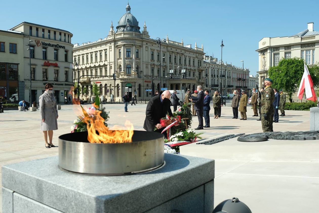  75 lat temu zakończyła się II WŚ. Składanie kwiatów pod pomnikiem Nieznanego Żołnierza  (zdjęcie 1) - Autor: Maciej Kaczanowski