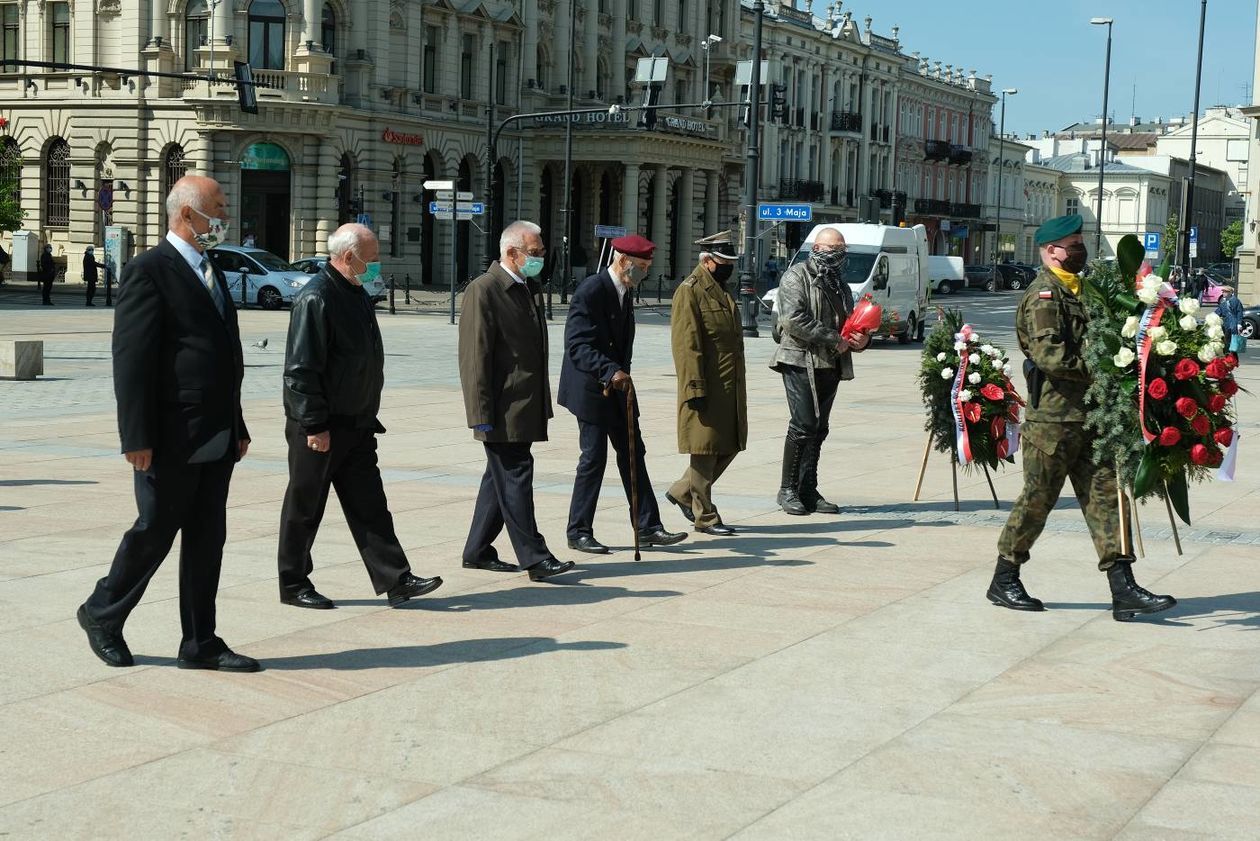  75 lat temu zakończyła się II WŚ. Składanie kwiatów pod pomnikiem Nieznanego Żołnierza  (zdjęcie 1) - Autor: Maciej Kaczanowski