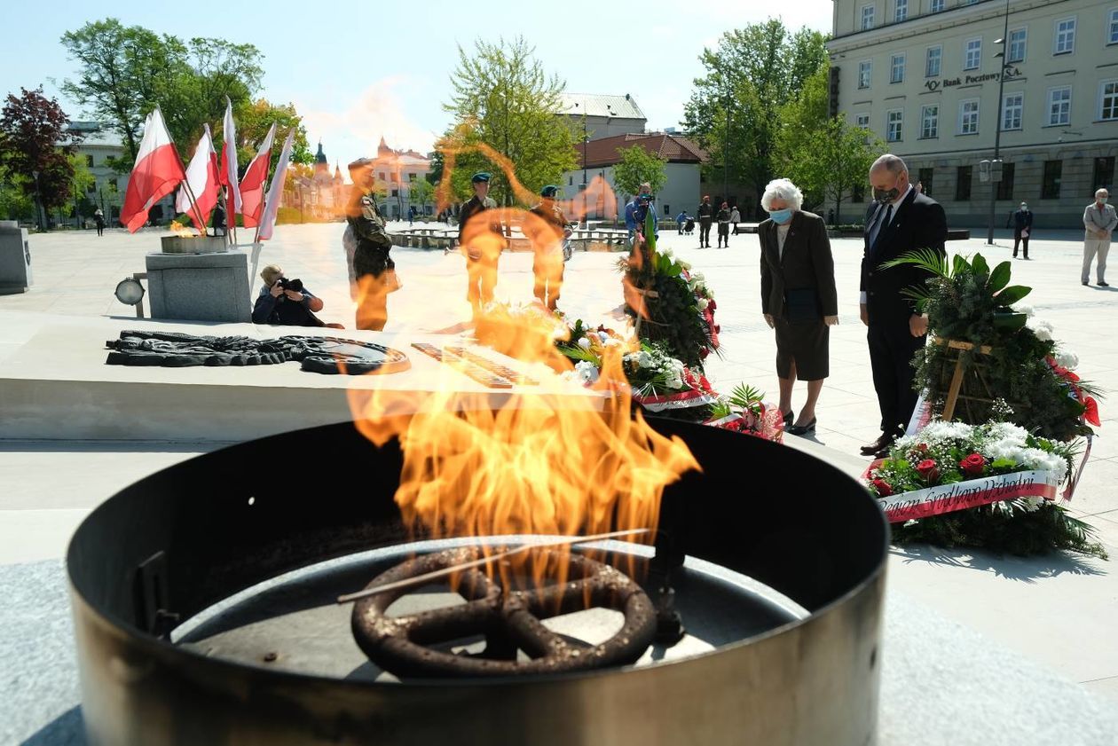  75 lat temu zakończyła się II WŚ. Składanie kwiatów pod pomnikiem Nieznanego Żołnierza  (zdjęcie 1) - Autor: Maciej Kaczanowski