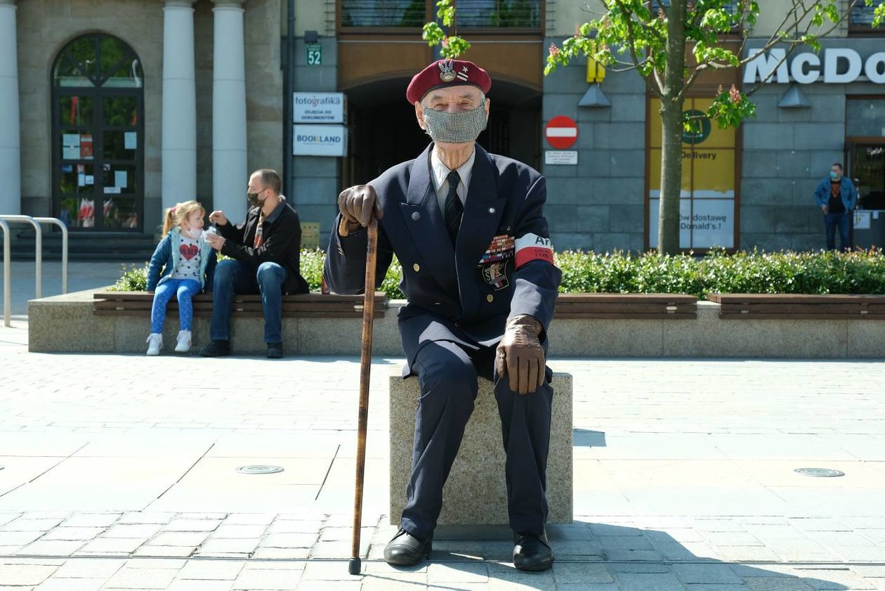  75 lat temu zakończyła się II WŚ. Składanie kwiatów pod pomnikiem Nieznanego Żołnierza  (zdjęcie 1) - Autor: Maciej Kaczanowski