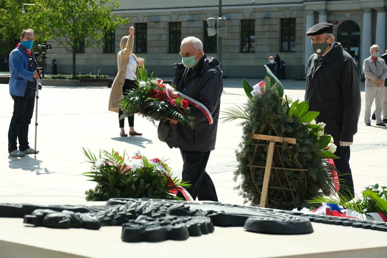  75 lat temu zakończyła się II WŚ. Składanie kwiatów pod pomnikiem Nieznanego Żołnierza  (zdjęcie 1) - Autor: Maciej Kaczanowski