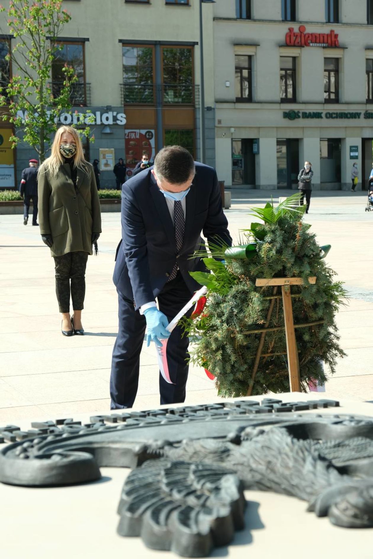  75 lat temu zakończyła się II WŚ. Składanie kwiatów pod pomnikiem Nieznanego Żołnierza  (zdjęcie 1) - Autor: Maciej Kaczanowski