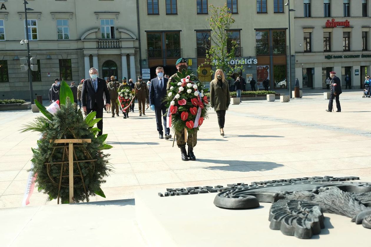  75 lat temu zakończyła się II WŚ. Składanie kwiatów pod pomnikiem Nieznanego Żołnierza  (zdjęcie 1) - Autor: Maciej Kaczanowski