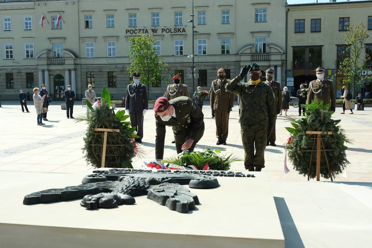  75 lat temu zakończyła się II WŚ. Składanie kwiatów pod pomnikiem Nieznanego Żołnierza  (zdjęcie 1) - Autor: Maciej Kaczanowski