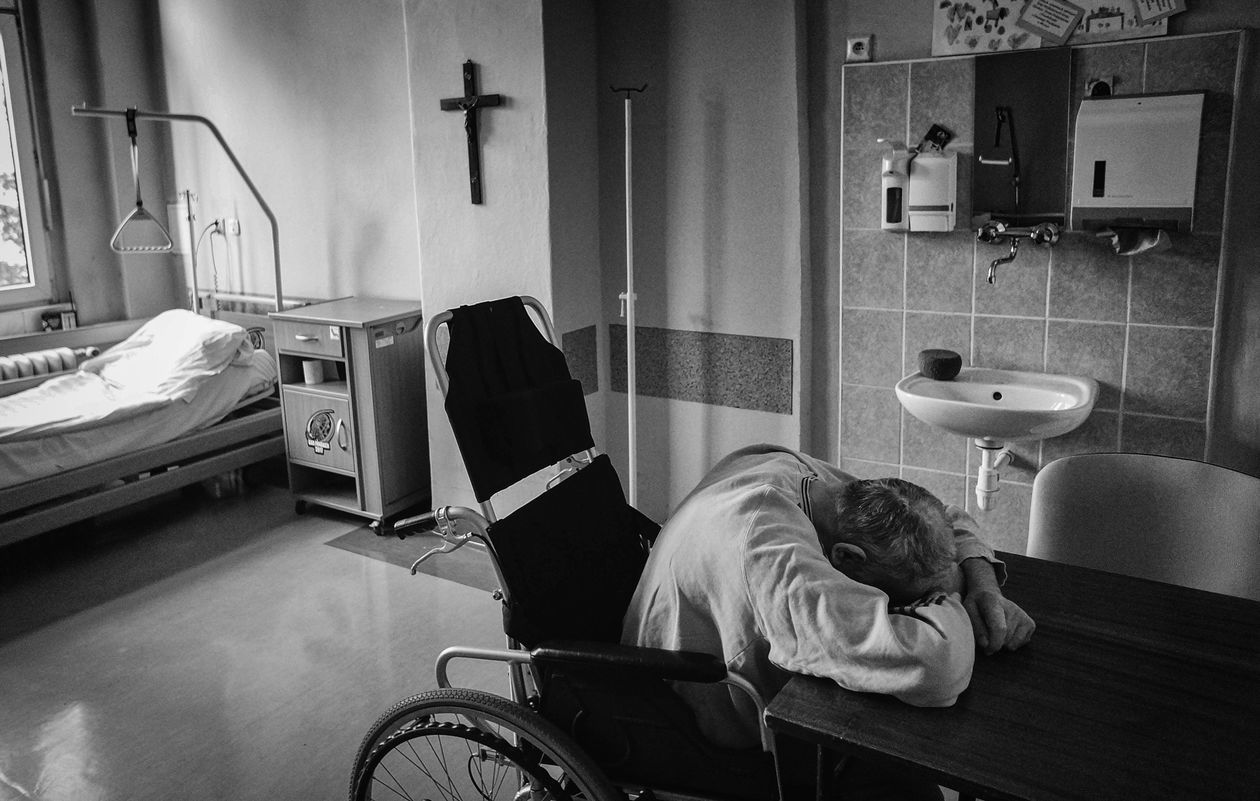  <p class="MsoNormal">Fotoreportaż&nbsp;- I miejsce w kategorii&nbsp;ŻYCIE CODZIENNE</p>
<p class="MsoNormal">Fotoreportaż powstał w jednym ze śląskich dom&oacute;w dla senior&oacute;w, gdzie ludzie u kresu życia są pozostawieni sam na sam ze swoją samotnością. Borykają się z utratą bliskich, brakiem samodzielności utratą poczucia bezpieczeństwa. Na niekt&oacute;re z tych problem&oacute;w nie mamy wpływu, ale poczuciu izolacji i bycia niepotrzebnym możemy przeciwdziałać.</p>