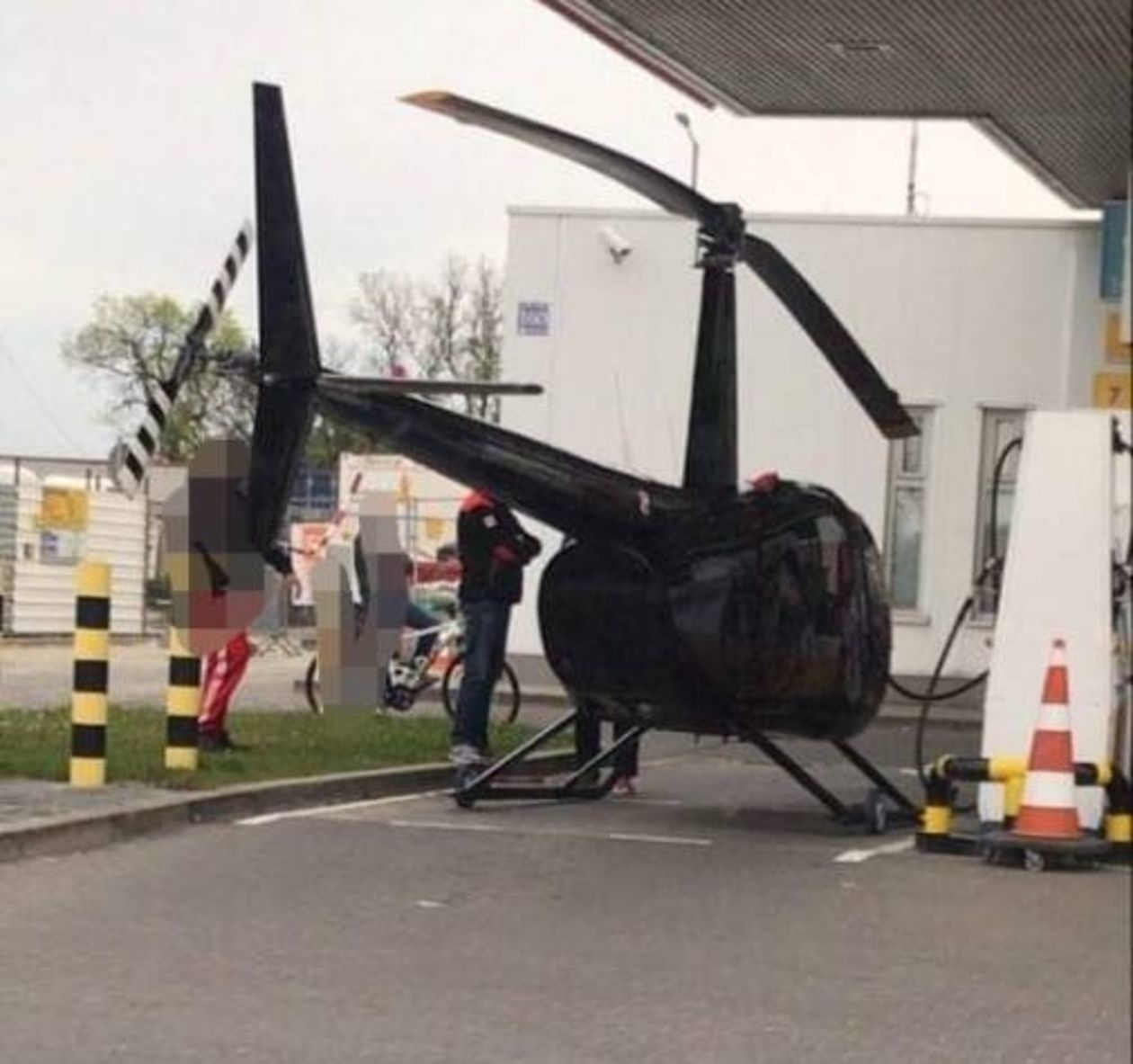 Helikopter wylądował na stacji paliw w Garwolinie - Autor: eGarwolin.pl
