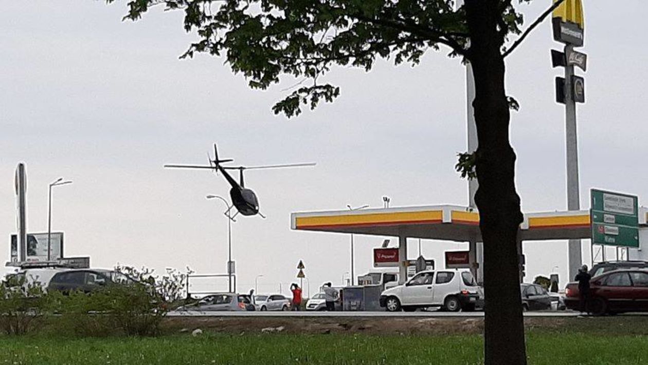 Helikopter wylądował na stacji paliw w Garwolinie