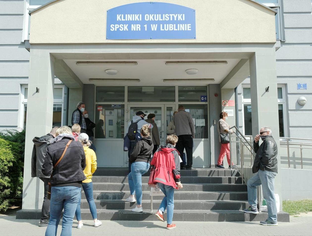   Kolejka przed kliniką okulistyczną w Lublinie (zdjęcie 1) - Autor: Maciej Kaczanowski