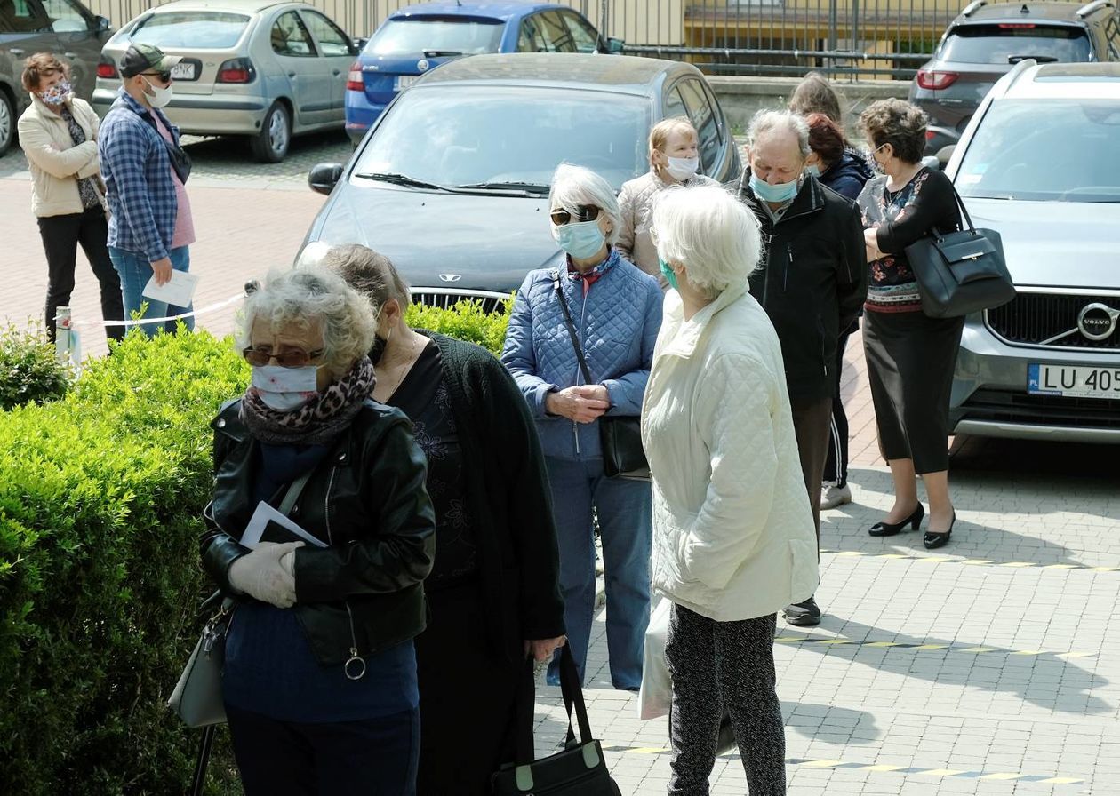   Kolejka przed kliniką okulistyczną w Lublinie (zdjęcie 1) - Autor: Maciej Kaczanowski