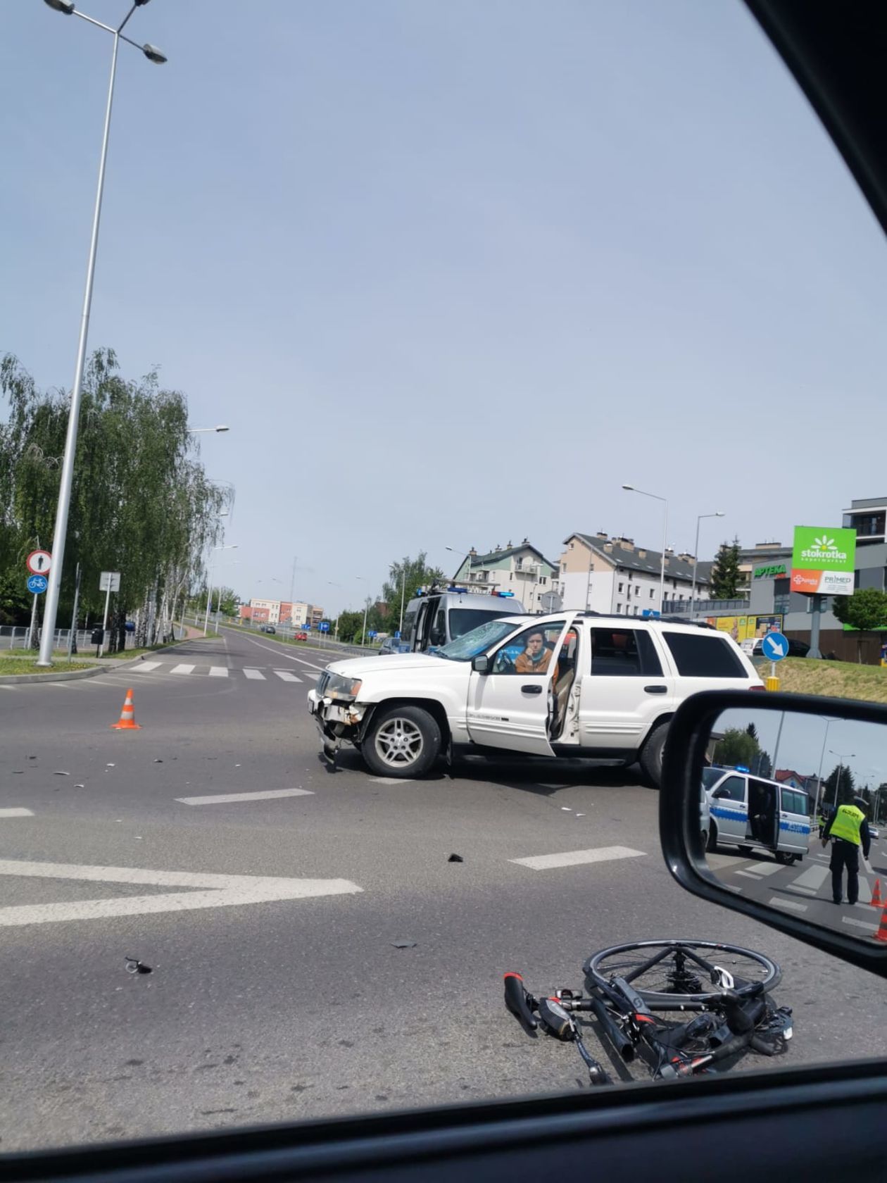 Potrącenie rowerzysty na skrzyżowaniu ulic Węgrarza i Walecznych