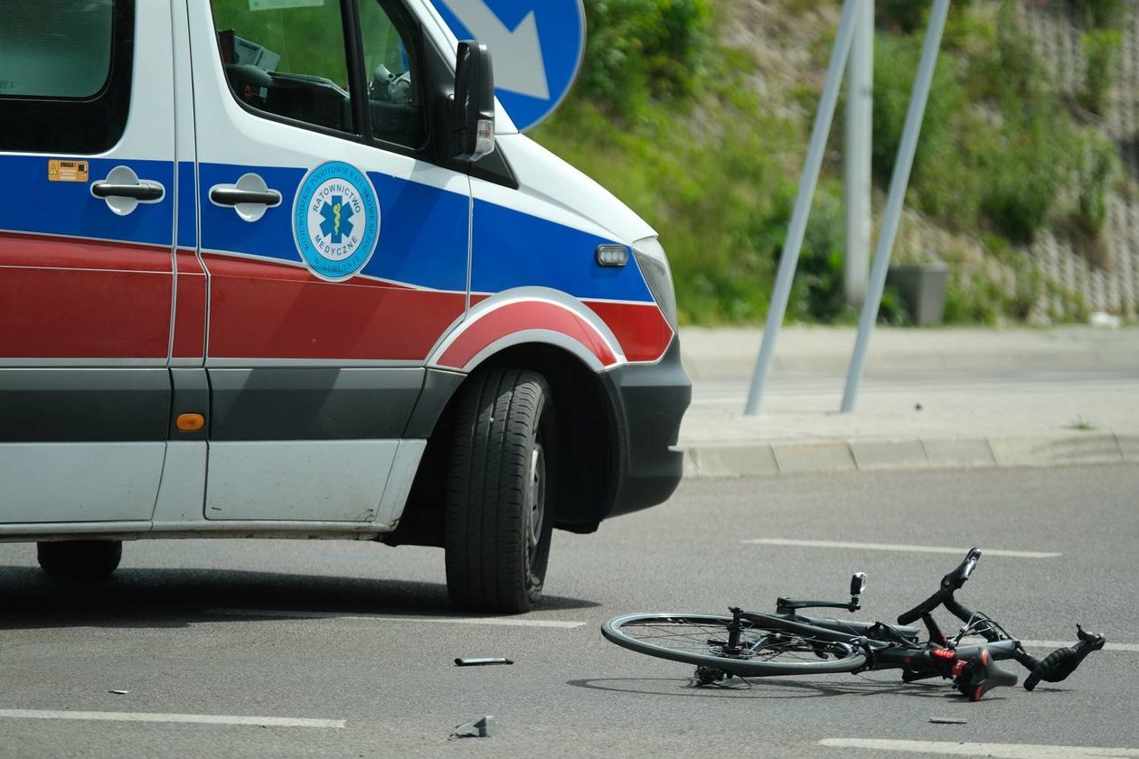  Potrącenie rowerzysty na skrzyżowaniu ulic Węgrarza i Walecznych (zdjęcie 1) - Autor: Maciej Kaczanowski