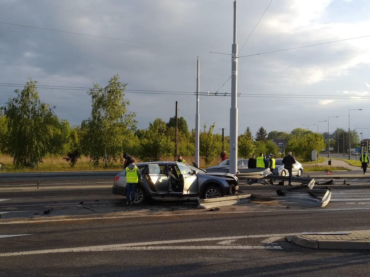  Wypadek na skrzyżowaniu al. Kraśnickiej i Jana Pawła II po pościgu policyjnym (zdjęcie 1) - Autor: Piotr Michalski