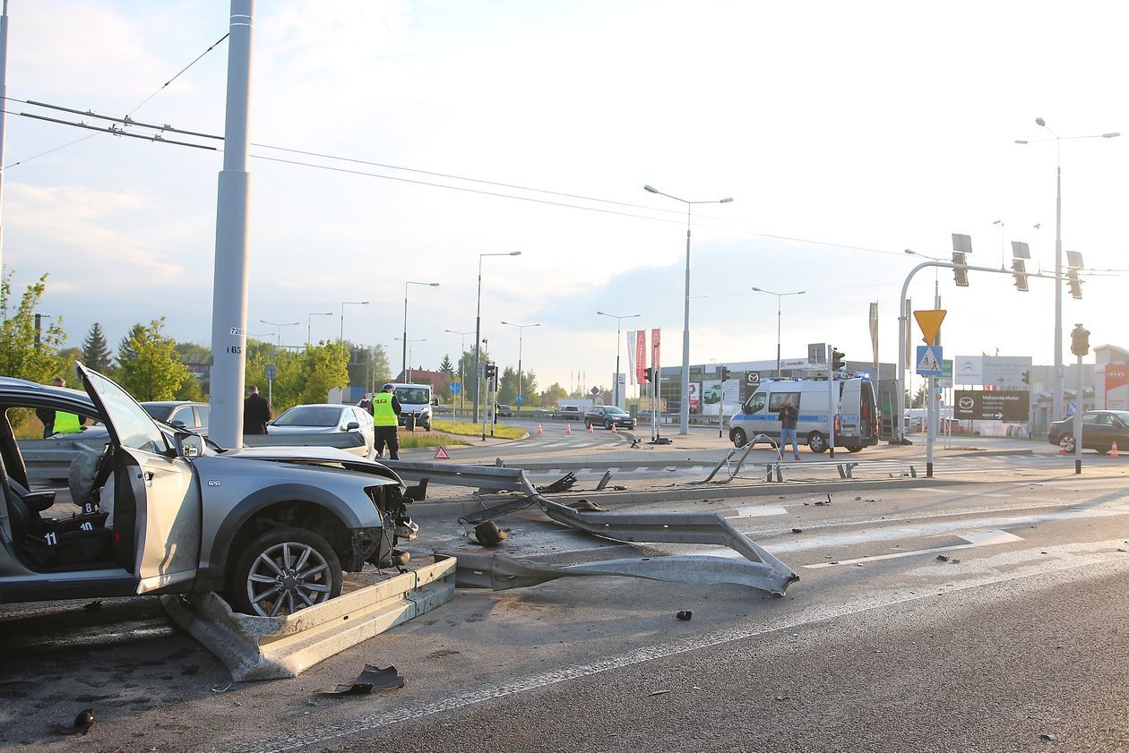  Wypadek na skrzyżowaniu al. Kraśnickiej i Jana Pawła II po pościgu policyjnym (zdjęcie 1) - Autor: Piotr Michalski