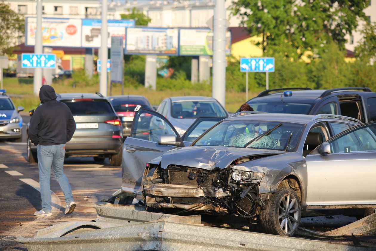  Wypadek na skrzyżowaniu al. Kraśnickiej i Jana Pawła II po pościgu policyjnym (zdjęcie 1) - Autor: Piotr Michalski